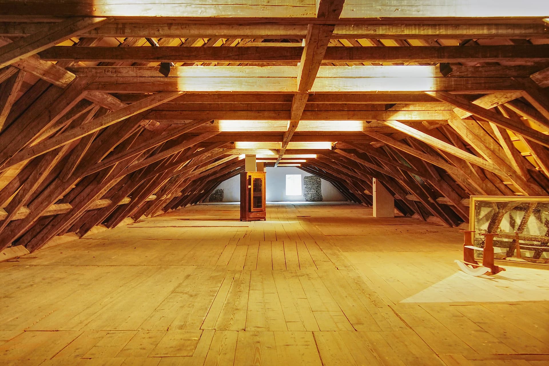 Grands combles aménagés sous une charpente traditionnelle restaurée