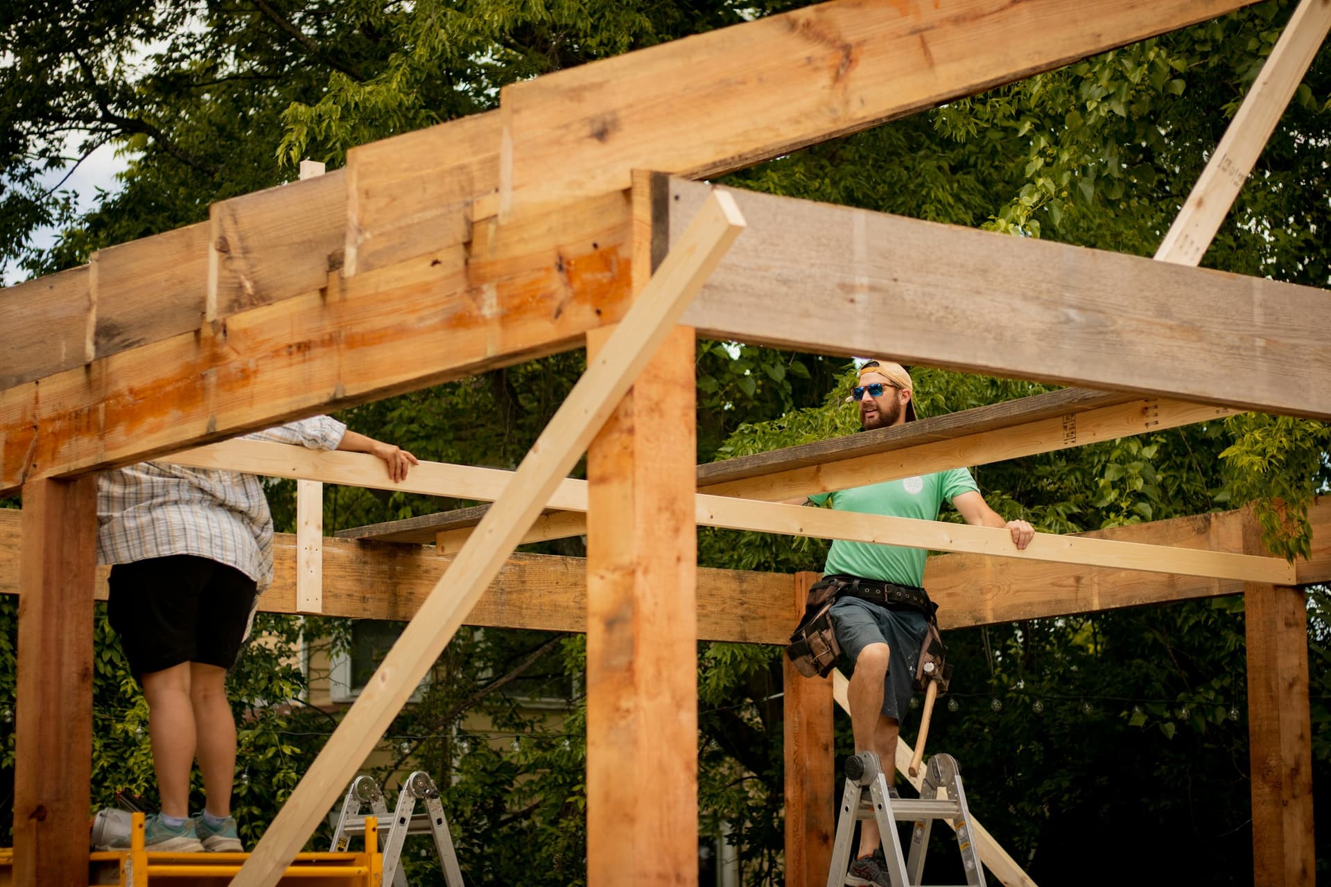 Charpentiers assemblant une structure en bois massif